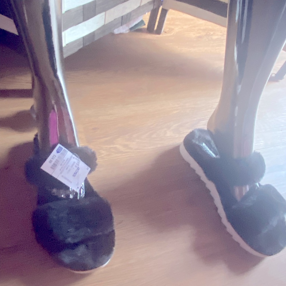 Ugg NWT Koolaburra Black Fur slippers